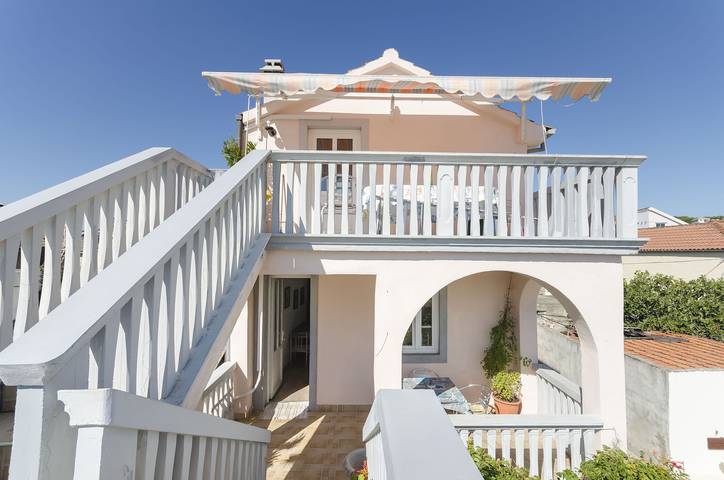 Ferienhaus für 10 Personen, mit Terrasse in Jezera