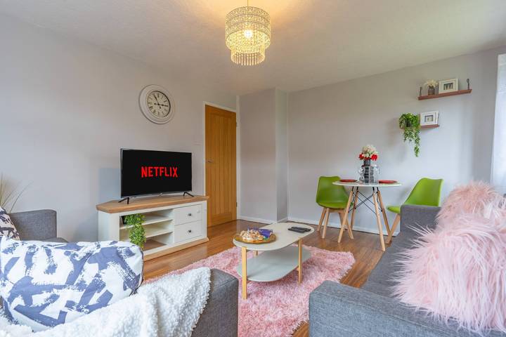 Entire apartment, Sleek and Cozy 1Br Resorts World Nearby in Solihull, Birmingham Area
