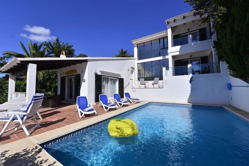 Fantastic seafront villa- stunning sea views, steps to beach, private pool, bar. in Cala Llonga (Menorca), Maó