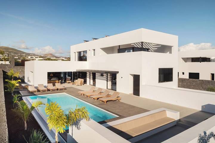 Villa for 10 people, with balcony and garden in Puerto Calero Marina