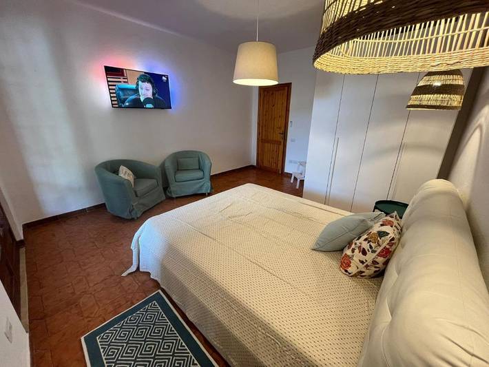 Ferienwohnung für 3 Personen, mit Ausblick und Garten in Chia