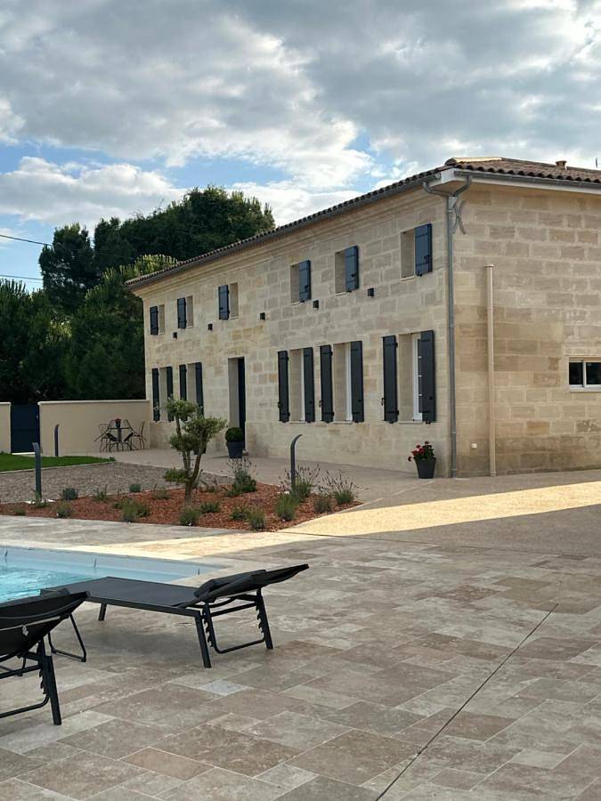 Gîte pour 4 personnes, avec vue ainsi que piscine et jardin à Lussac - 3