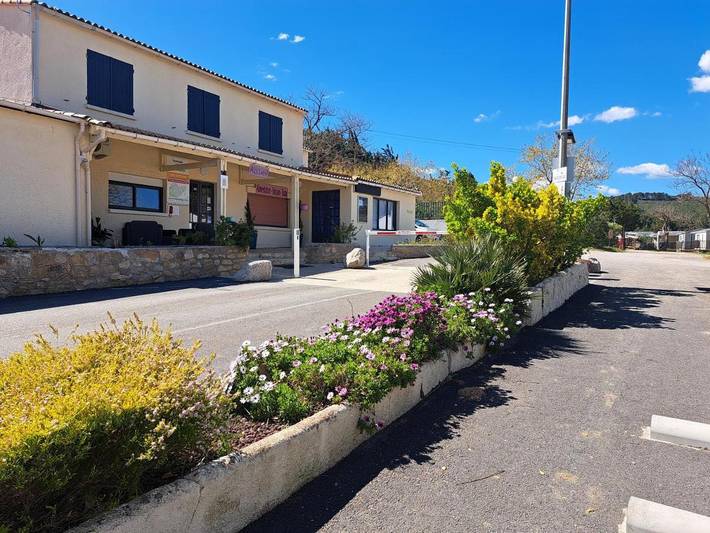 Camping pour 2 personnes, avec jardin et piscine ainsi que bassin pour enfant et terrasse, animaux acceptés