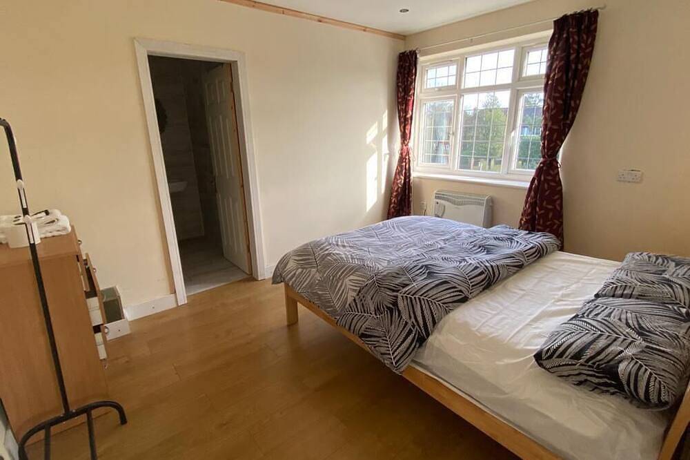 1-Bed unit 10 minute drive from Hellfire Caves in High Wycombe, Chiltern Hills