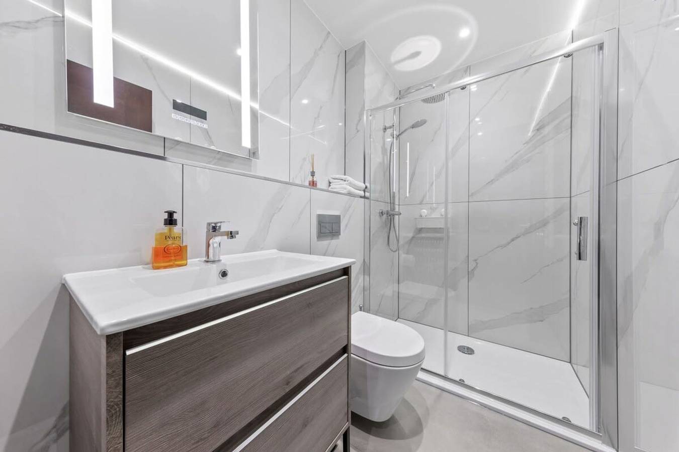 Entire apartment, Modern Spacious Sleeps 4 Studio Golders Green in London, South East England