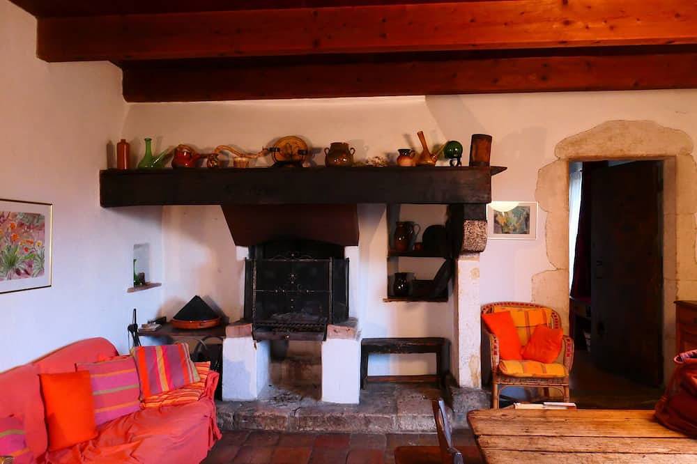 Maison dans hameau proche de la Cèze, avec belle terrasse. Animaux bienvenus ! in Goudargues, Région de Nîmes