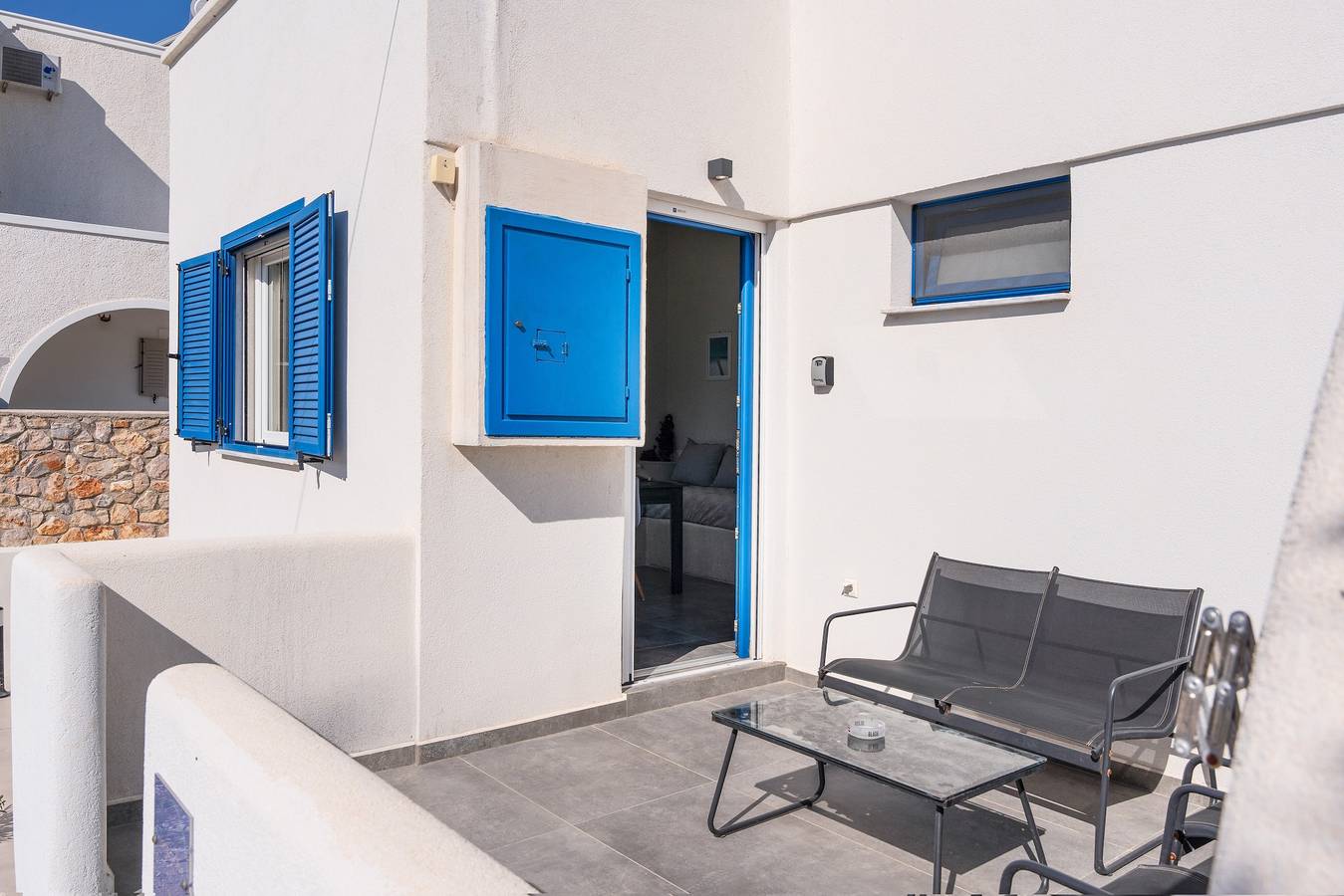 Appartamento intero, Aegean Blue Santorini Perissa Ii vicino alla spiaggia con terrazza privata e Wi-Fi in Spiaggia di Perivolos, Perissa