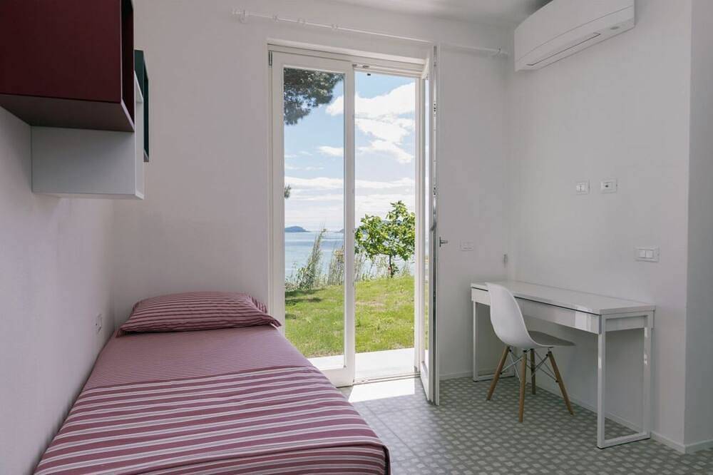 \"Torretta\": Sea View, Terraces, Pool, Tennis, Ac + private parking in Lerici! in Lerici Municipality, Natural Park of Montemarcello-Magra-Vara