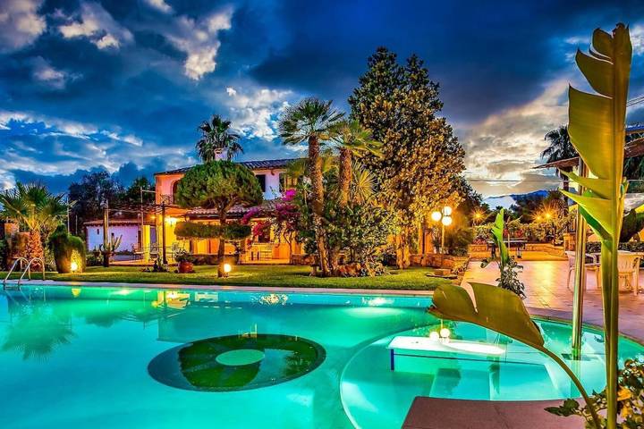 Villa for 10 people, with Hot tub and Garden as well as Children pool and Sauna