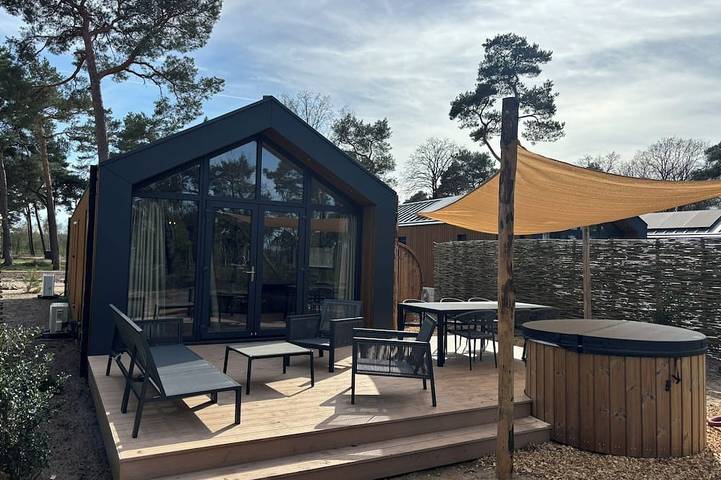 Ferienhaus für 4 Personen, mit Terrasse und Whirlpool sowie Sauna und Garten