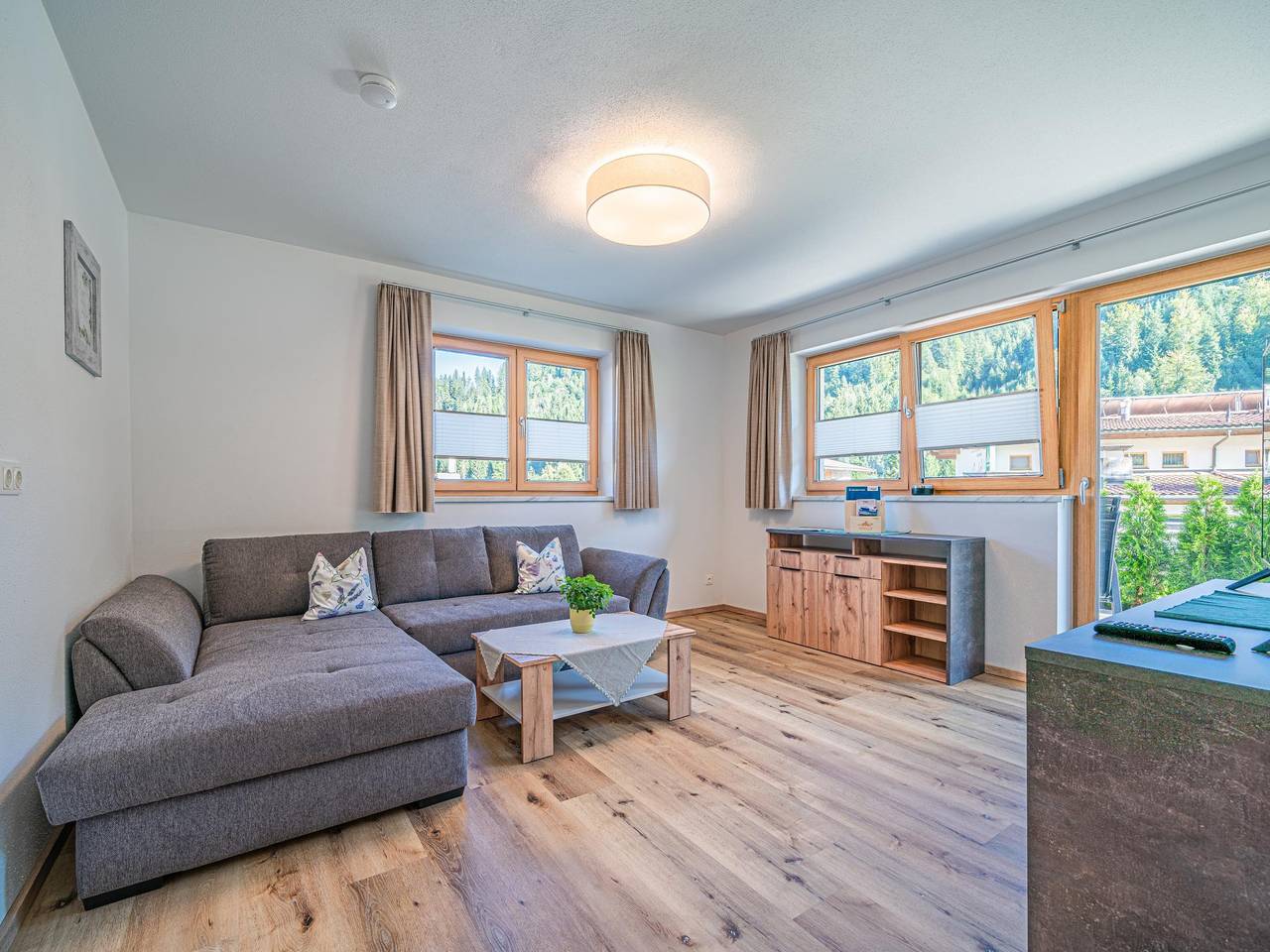 Ganze Wohnung, Modernes Appartement gegenüber dem Badesee Salvena in Hopfgarten im Brixental, Kaisergebirge