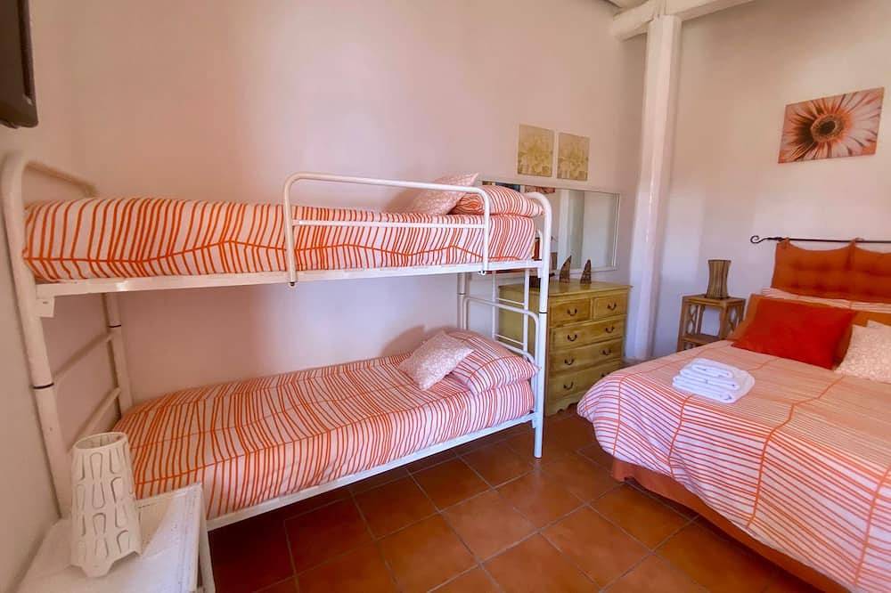 Casa Mare Holiday, with private terrace and view of Pozzallo harbor in Pozzallo, Province de Ragusa