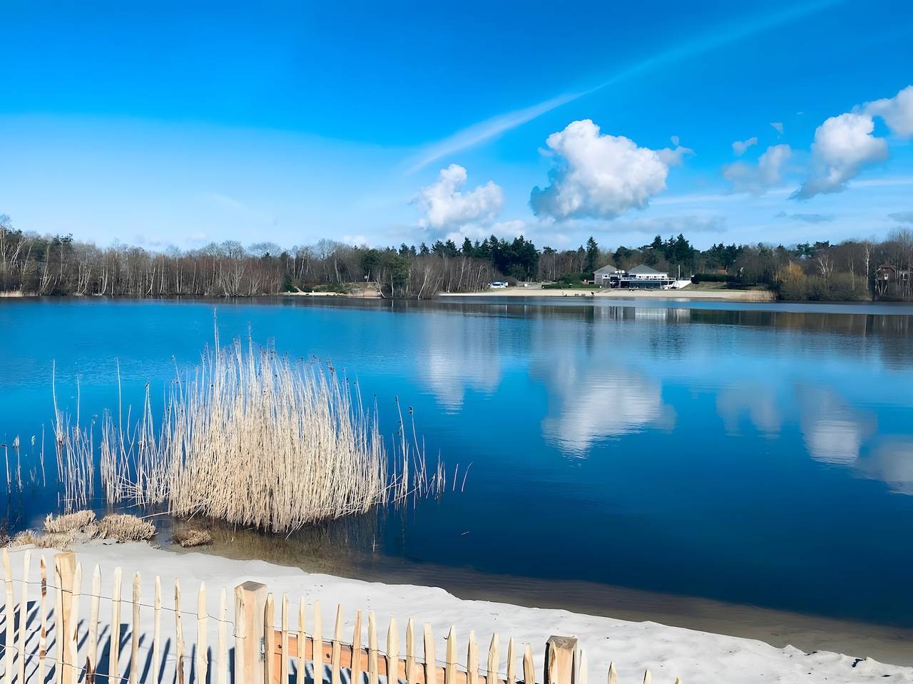 Holiday Home 'Beachvilla with Sauna' with Lake View, Wi-Fi and Air Conditioning in Twente
