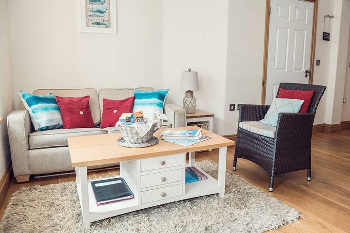 Entire apartment, Mary Dann - Stunning Ground Floor Apartment in the heart of Old Town Padstow in Padstow, Cornwall