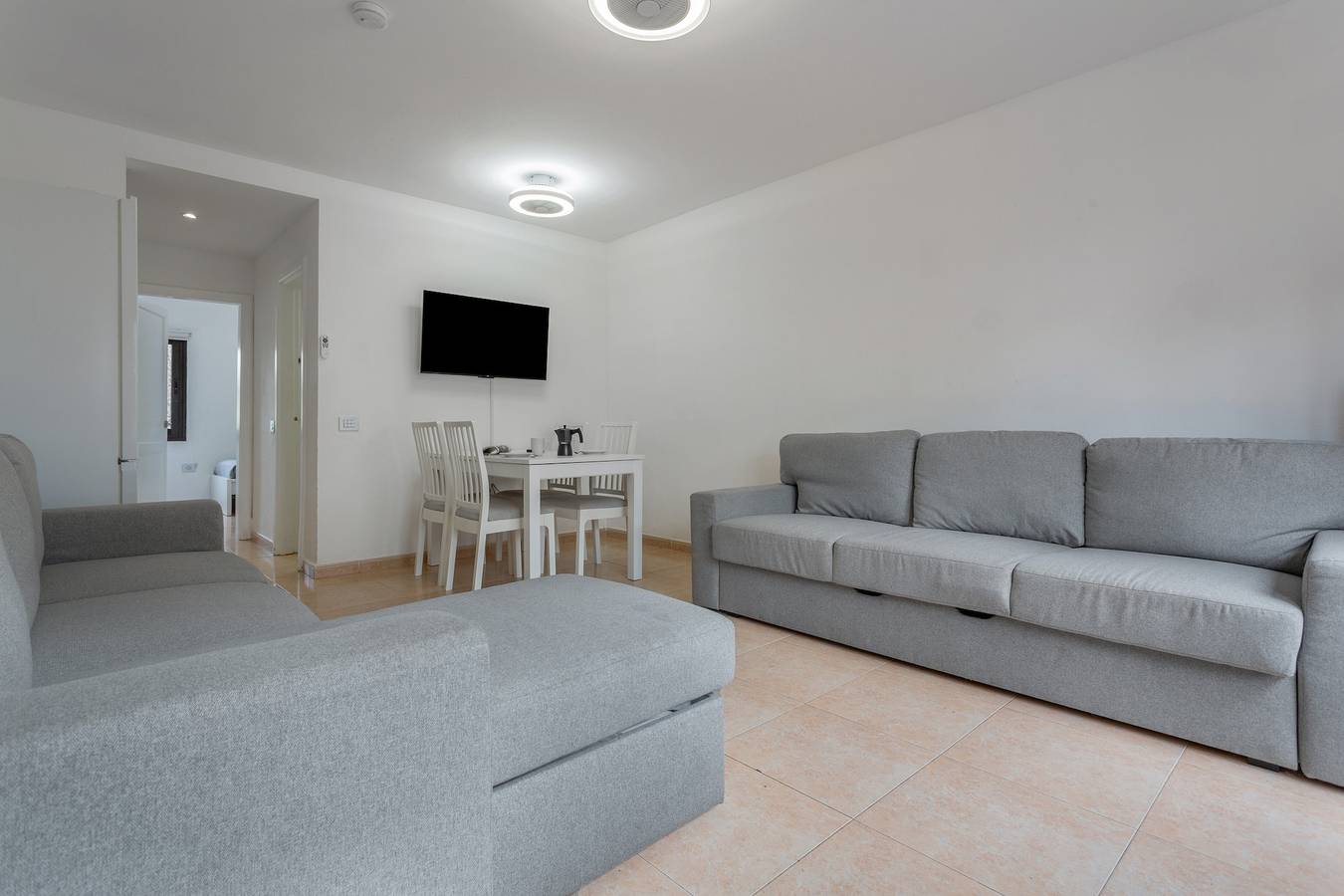 Apartamento entero, Vacaciones 'Oasis Soleado' con piscina compartida, Wi-Fi y aire acondicionado in Corralejo, La Oliva
