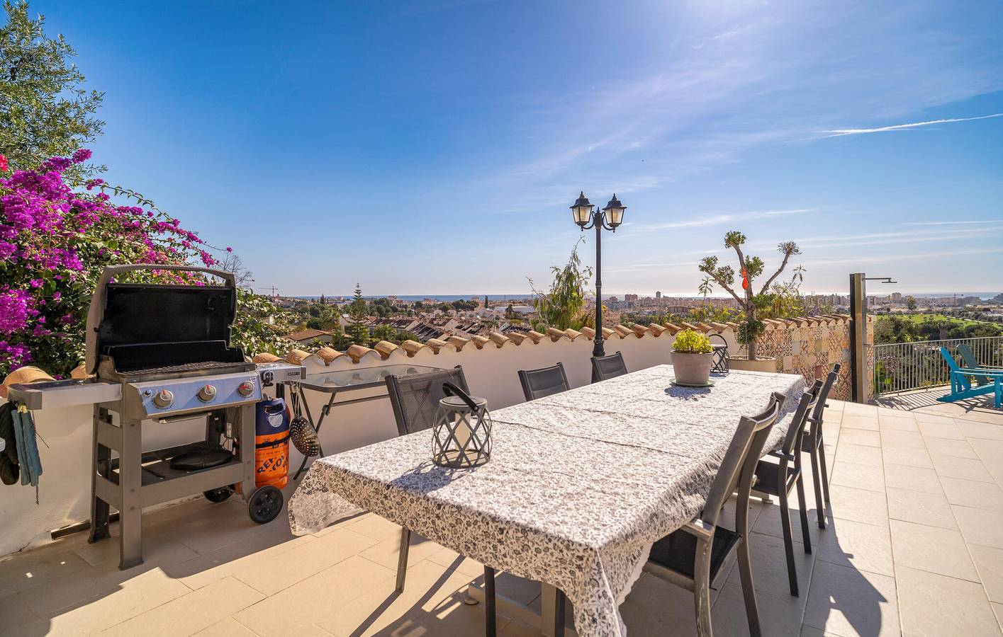 Sea View Apartment with Pool, Terrace & Parking, 1.5km from Las Lagunas in Mijas Costa, Mijas
