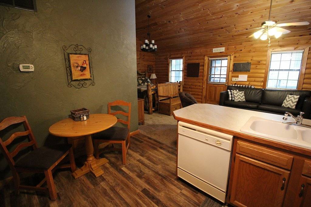 Log Cabin for 4 Guests in Stone County