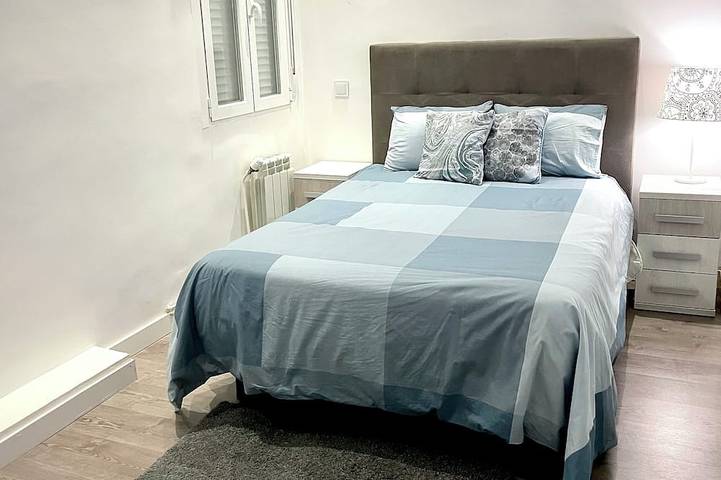 Appartamento intero, Historic Madrid Center, Cozy 2-bedroom w Lift, Kitchen, AC, Ez Self Check In! in Centro (Madrid), Madrid