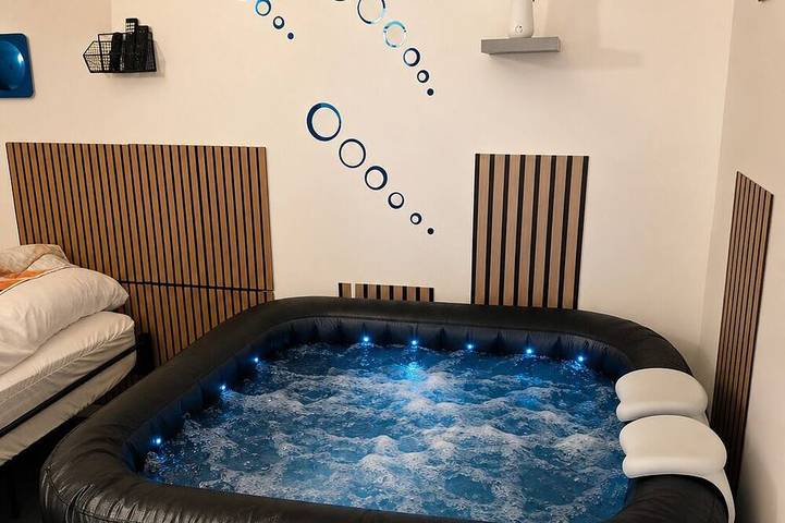Appartement entier, 🌿 Oasis Ambre – Suite Bien-Être avec Jacuzzi Privatif 🌿 in Dourdan, Essonne