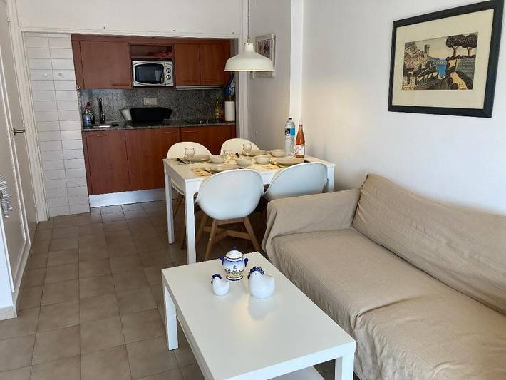 Apartamento entero, Luminoso apartamento de 2 dormitorios con terraza, piscina compartida, parking y vistas a la montaña, cerca de la playa in Tossa de Mar, Costa Brava