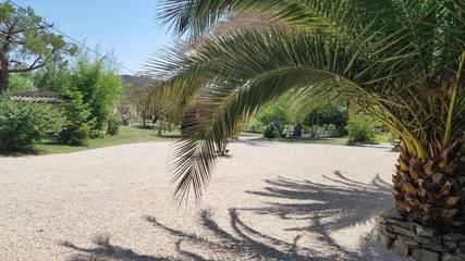 Maison de campagne pour 8 personnes, avec vue ainsi que piscine et jardin à Saint-Julien-de-Peyrolas