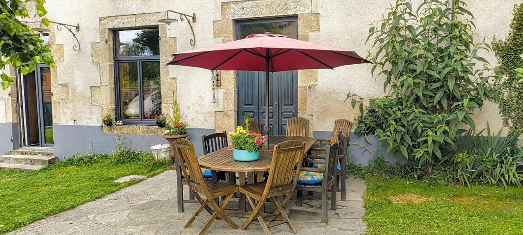 Location de vacances pour 4 personnes, avec jardin ainsi que terrasse et vue à Bertignat - 2