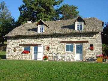Gîte pour 9 personnes, avec terrasse et jardin dans Raulhac
