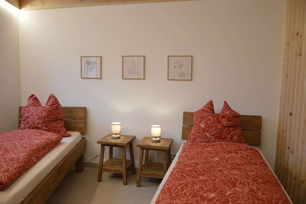 Ganze Wohnung, Ferienwohnung 1 Zi., 1 bis 3 Pers, 35 qm, Balkon, entlang am Fluss, Bodensee nah in Singen, Hegau
