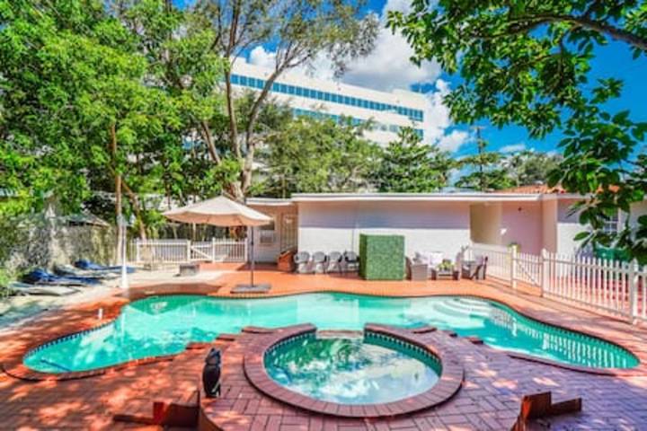 Vacation rental for 16 people, with pool in Coconut Grove