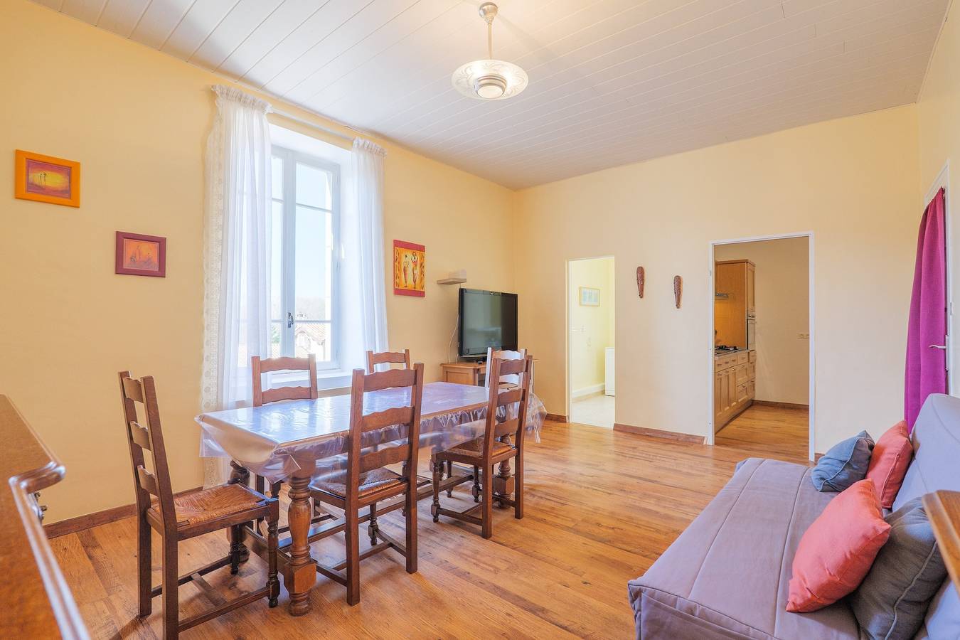 Entire apartment, Apartment 'Gîte Le Chant Des Oiseaux' with Shared Pool, Wi-Fi and Air Conditioning in Pradons, Ardèche