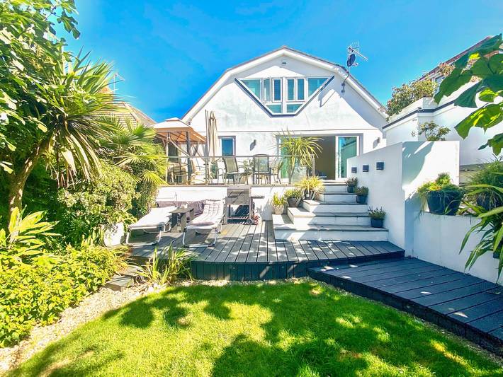 Log cabin for 7 people, with garden, with pets in Poole