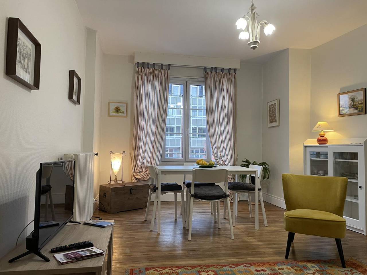 Ganze Wohnung, Lichtdurchflutetes Apartment mit Balkon in zentraler Lage, Parkplatz und modernen Annehmlichkeiten in Moulins, Allier
