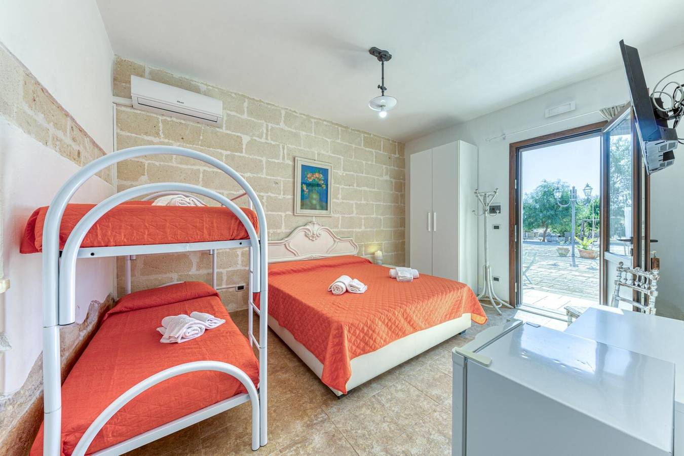 Camera 'Masseria Prisuti - Oleandro' con Wi-Fi e aria condizionata in Porto Cesareo, Golfo di Taranto