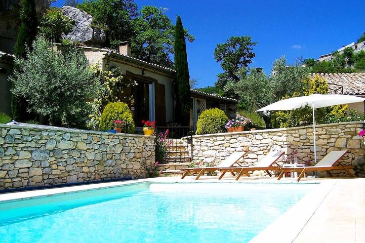 Location de vacances pour 6 personnes, avec jardin et jacuzzi à Simiane-la-Rotonde