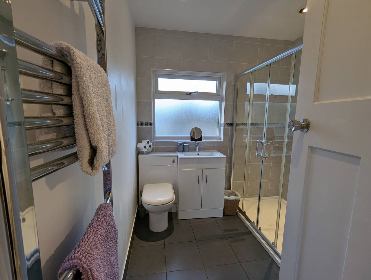 1-Bed Home for 2, Parking, Garden & Great Location in Worcester, Worcestershire