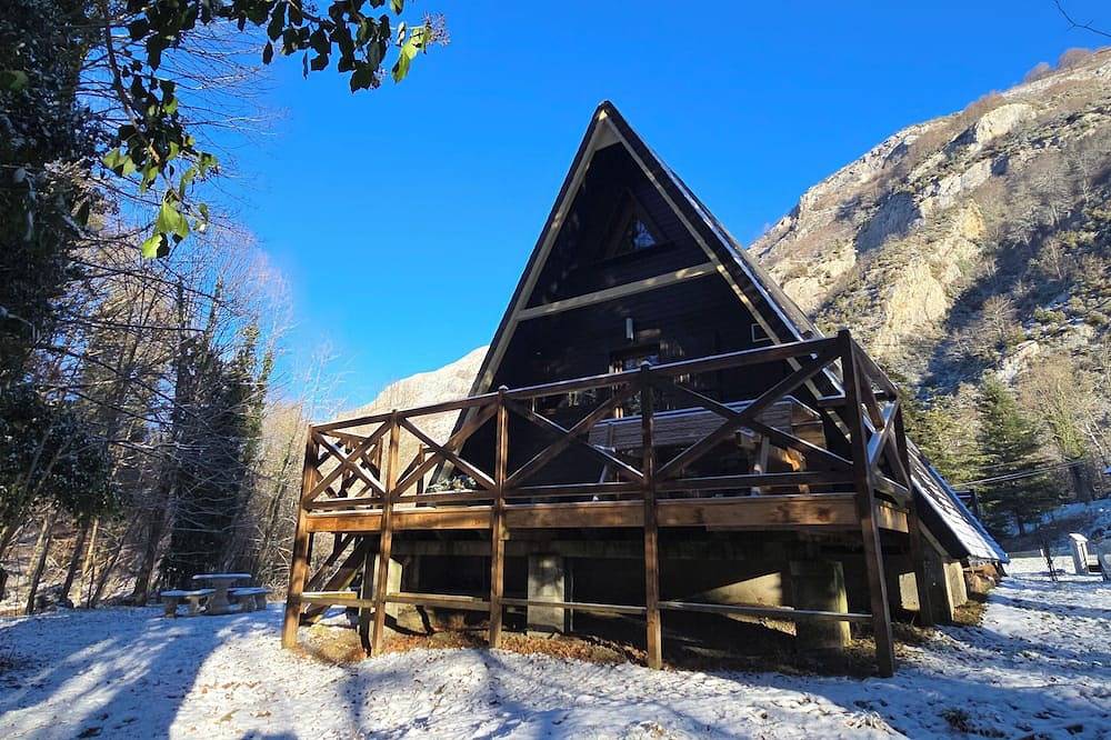 Chalet zu vermieten, komplett renoviert, viel Charme, auf einer Wiese in Campan, Französische Pyrenäen