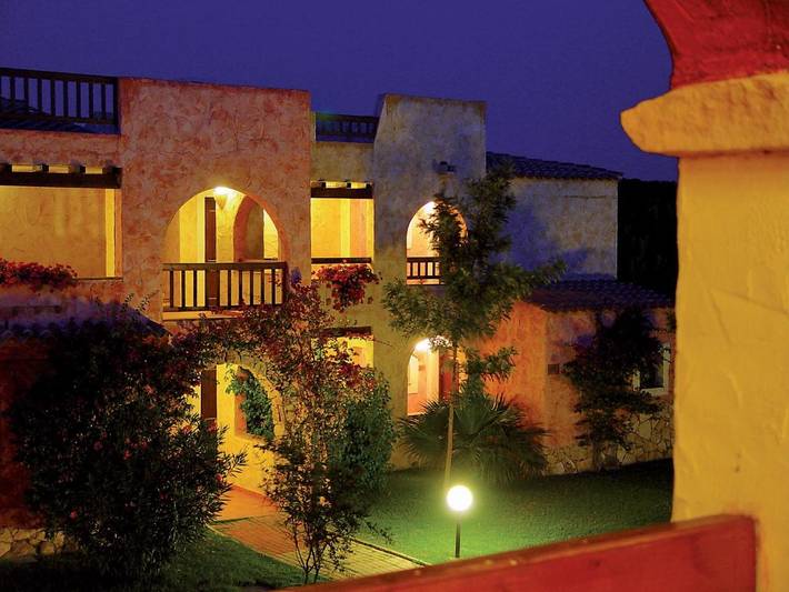Bungalow für 4 Personen, mit Terrasse und Garten sowie Kinderpool und Pool in Costa Rei