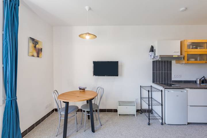 Gehele studio, Ruime studio van 22 m² in het dorpscentrum n1 in Charleval, Aix-en-Provence en omgeving