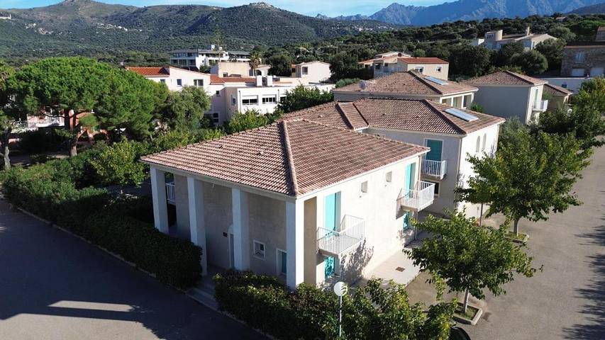 Location de vacances pour 11 personnes, avec piscine et bassin pour enfant ainsi que vue et jardin, animaux acceptés à Aregno - 4