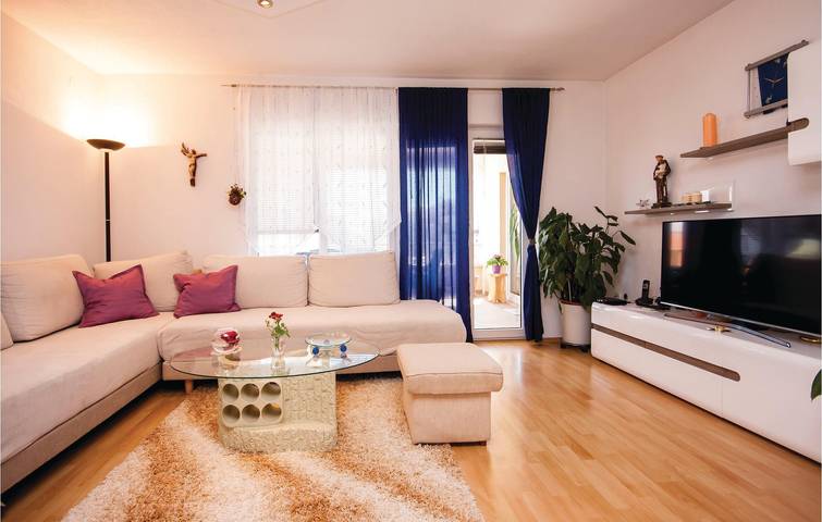 Ganze Ferienwohnung, Gemütliche 2-Zimmer-Wohnung mit Terrasse, 2,5 km vom Strand entfernt in Srima, Šibenik-Knin