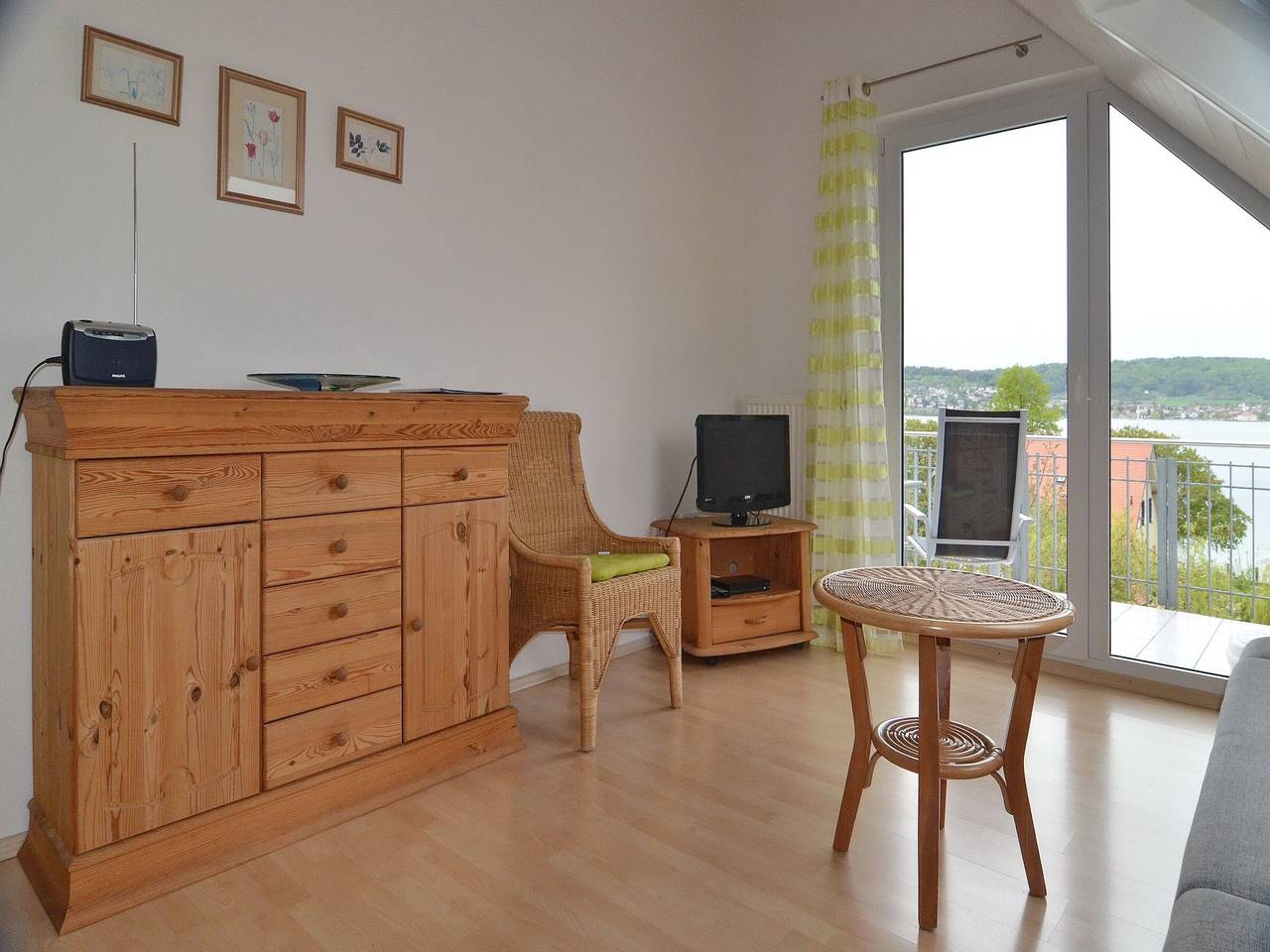 Ganze Wohnung, Ferienwohnung 2 D G mit Seeblick, Balkon und Wlan in Bodman-Ludwigshafen, Obersee (Bodensee)