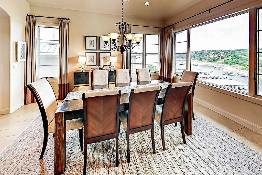 Ganze Wohnung, Waterfront All-Suite w/ Private Balcony – On-Site Dining, Spa & Marina in Lakeway, Lake Travis