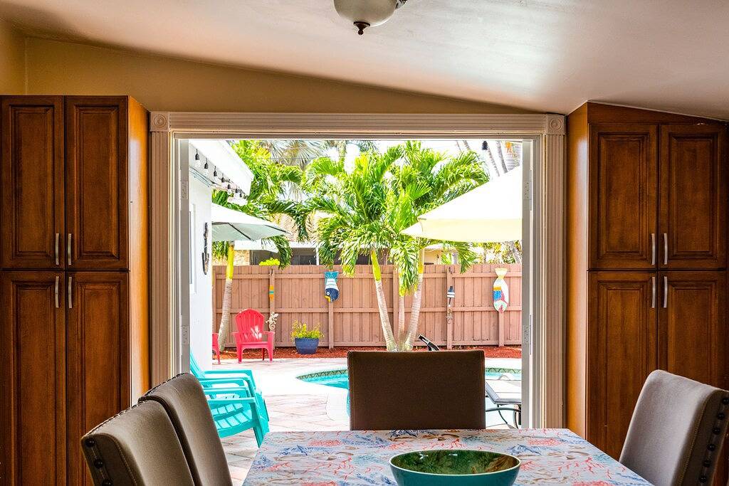 Privates, neu renoviertes / möbliertes Poolhaus in fußläufiger Entfernung zum Strand! in Pompano Beach, Broward County