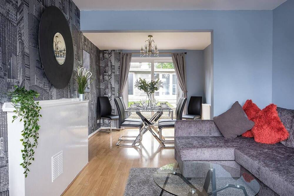 Dickens House Close 15min from Gatwick, Dickens House- Beautiful and Spacious 3Br in Crawley, Sussex Occidental