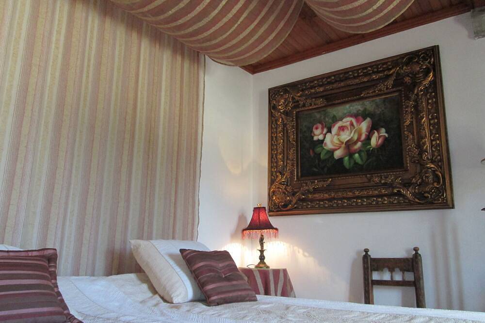 Appartement 130m2 dans l'aile du Château 8 personnes 3 chambres, cuisine équipée in Floure, Région de Carcassonne