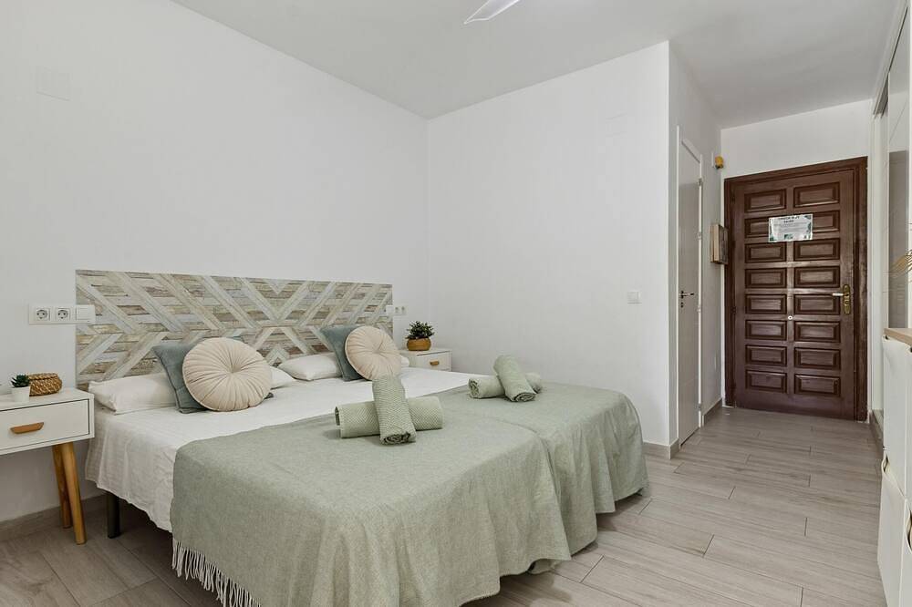 Entire apartment, Carihuela Park Palace -Terrace with Swimming pool and gardens Views. 1 bedroom. in La Carihuela, Torremolinos