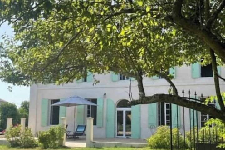 Location de vacances pour 6 personnes, avec terrasse et jardin à Jau-Dignac-et-Loirac