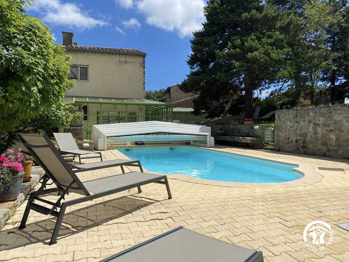 Gîte pour 4 personnes, avec Terrasse ainsi que Jardin et Piscine