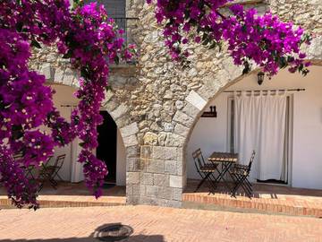 Gîte pour 4 personnes, avec vue ainsi que piscine et terrasse, animaux acceptés dans Sant Martí d'Empúries