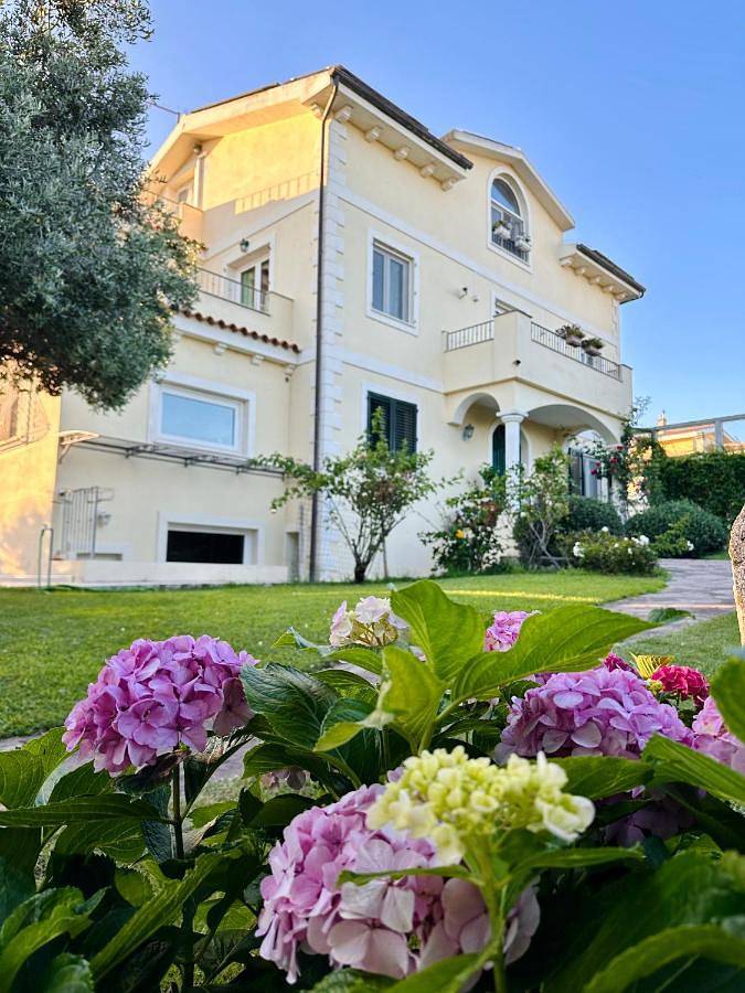 B&b for 4 people, with Terrace and Hot tub as well as Garden and Pool in Olbia